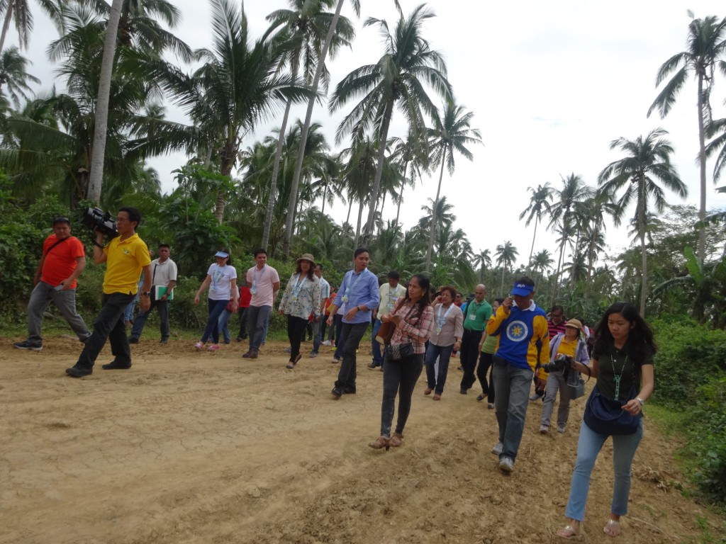  PSO South Luzon (Luzon B) Project Director Shandy M. Hubilla (center, in powder blue) leads the site visit of the World Bank team at Brgy. Cuco Pasacao, Camarines Sur on February 3, 2014, one of the highlights of the 1st World Bank (WB) Supervision Mission to South Luzon Cluster Site Visit. 