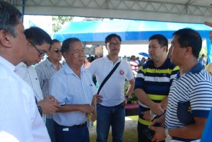 Gov. Alfredo M. Marañon encourages the contractors to involve locals in the contruction of the FMR in Sitio Caduhaan, Cadiz