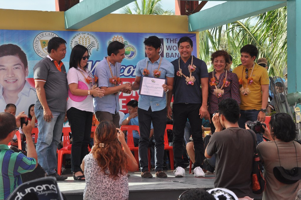 Camarines Sur Governor Miguel Luis R. Villafuerte receives a certificate of appreciation from Department of Agriculture RFU V RTD for Operations & Extension/PRDP Focal Person Dr. Elena B. De Los Santos (2nd from left) and PRDP Project Support Office (PSO) South Luzon Director Shandy M. Hubilla (3rd from left) for hosting the 1st WB Mission Review for Luzon B cluster in February this year. 