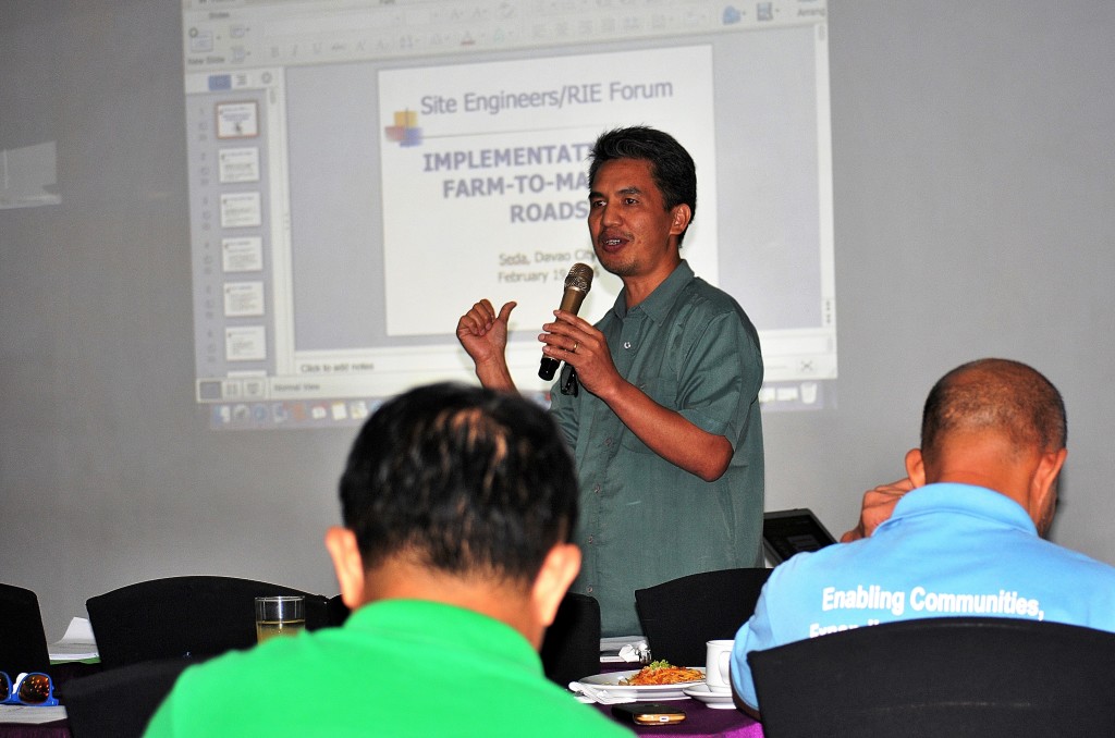Engr. Ericson Mammag, NPCO I-BUILD Alternate Component Head discusses about the proper implementation of farm-to-market roads and citizen’s monitoring tool. (Photo by Lorenzo B. Villacorte, Jr., DA-PRDP PSO South Luzon M&E Unit)