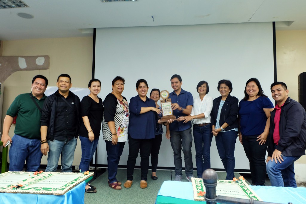 The representatives of the Oriental Mindoro PPMIU headed by PPDO-OIC Lydia Muñeva Melgar (fifth from left) and the MIMAROPA I-PLAN Team headed by Ms. Marilyn Bienes (sixth from left) receive the plaque of recognition from the PRDP South Luzon Project Director Shandy Hubilla (center). (Photo by Jaygine Mayoralgo)