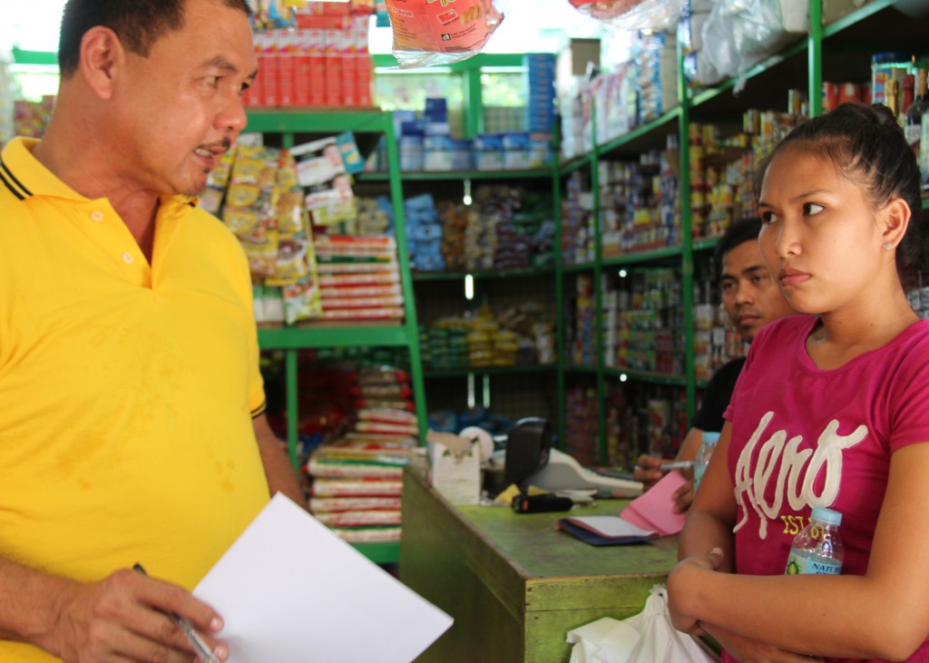 NaFA President Conrado Balmes (left) interviews a store keeper in one of the selected market places in Boracay Island. (Photo by Elmo Morillo, DA-PRDP RPCO 4B InfoACE Unit)