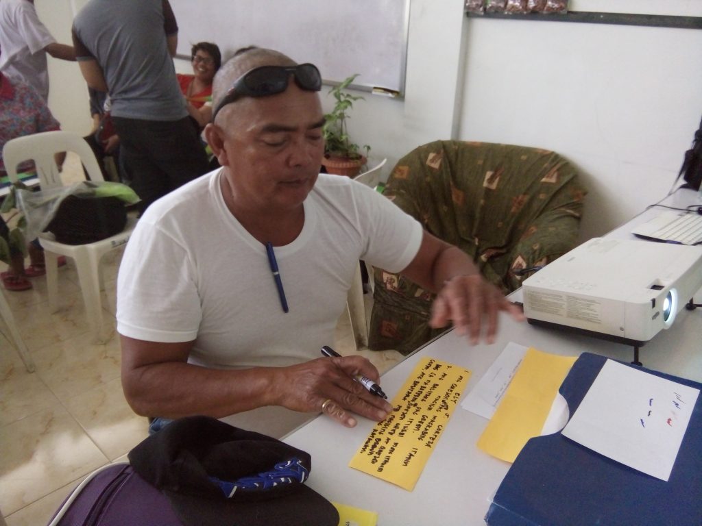 One of the participants distinguishing the varieties of gabi he is growing in his backyard during the activity in the Focus Group Discussion. (Photo by: Michelle Angela G. Alfigura, DA-PRDP RPCO V InfoACE Unit)