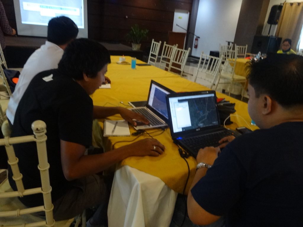 John Isuela, Integrated Pineapple Processing Project Coordinator of Labo Progressive Multi-Purpose Cooperative (LPMPC), works on a mapping exercise during the training on the use of AGT and E-VSA held in Albay on October 17-21, 2016. (Photo by Annielyn L. Baleza, DA-PRDP RPCO V InfoACE Unit)  